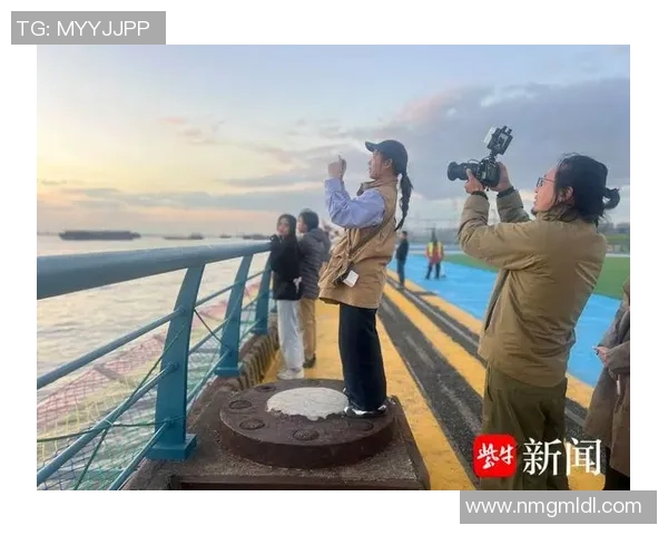 【生机我国调研行】去长江边“最帅足球场”踢球好飒呀 【生机我国调研行】去长江边“最帅足球场”踢球好飒呀