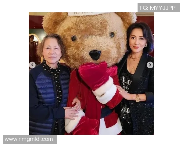 刘嘉玲组队滑雪，王菲带女儿现身，母女手牵手爱情好，冯德伦也在